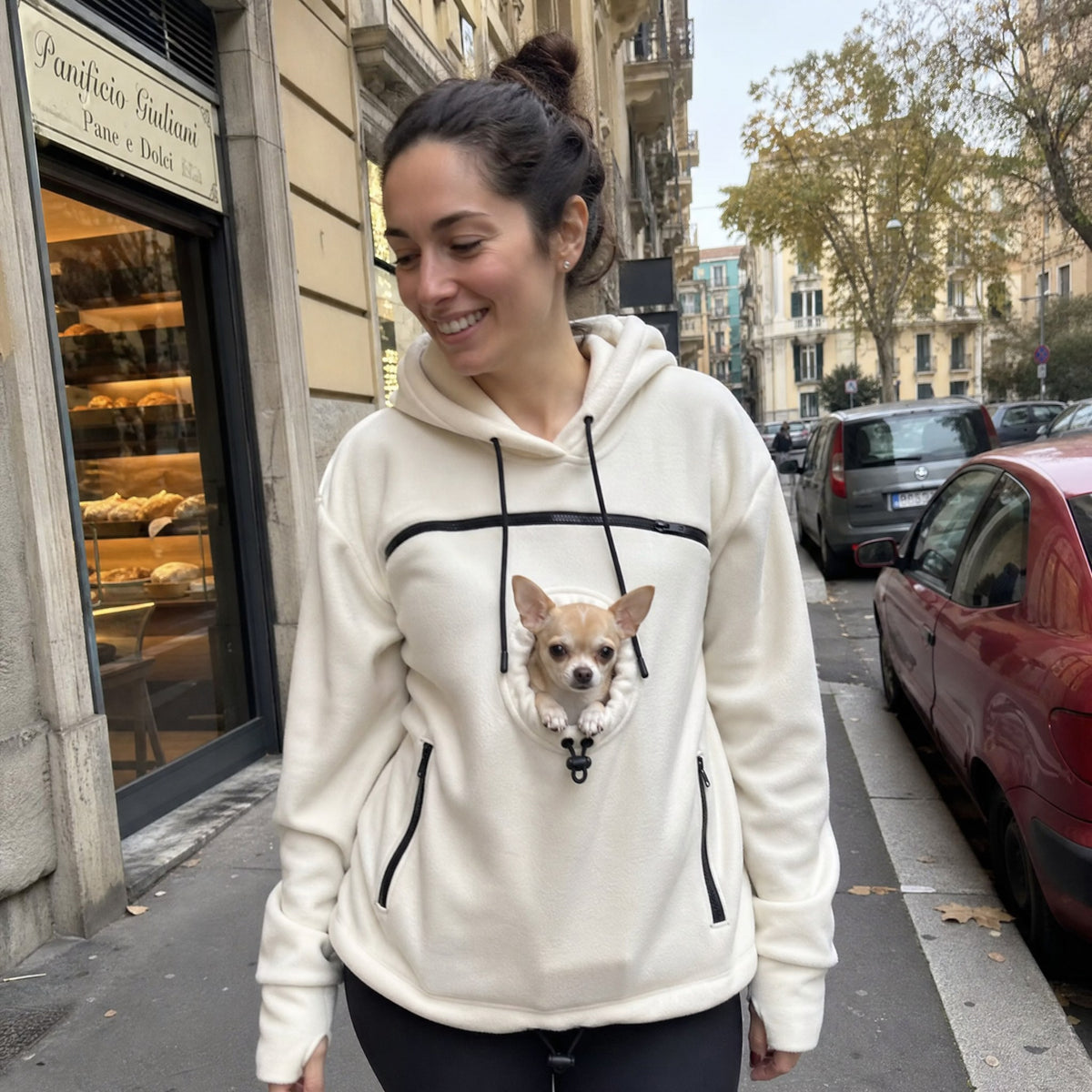In strada con la felpa marsupio color crema e un chihuahua che guarda fuori